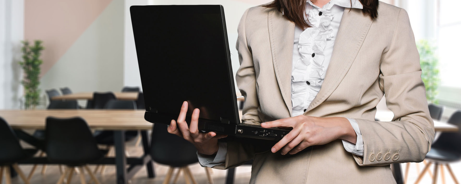 Notfallplan - Frau mit Laptop